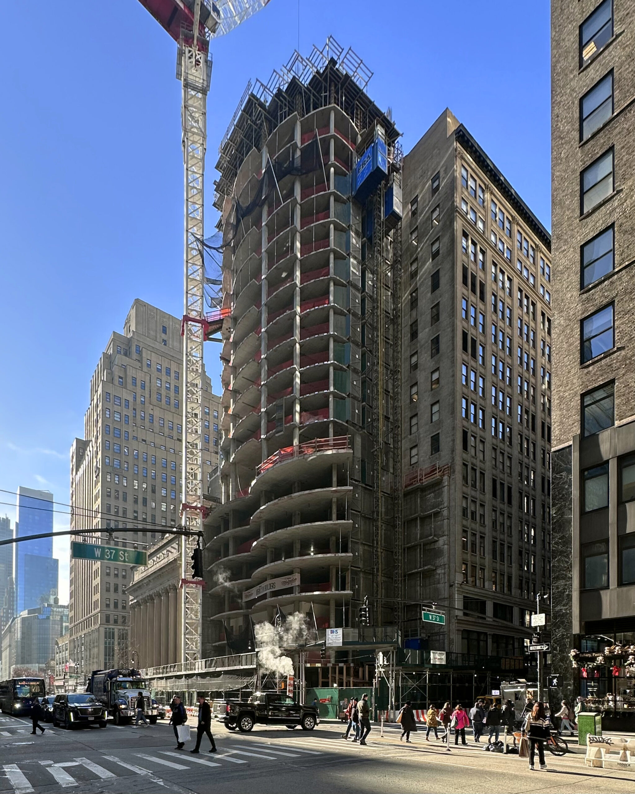 How easy is it to find 989 sixth avenue? Get simple travel directions for this central spot.