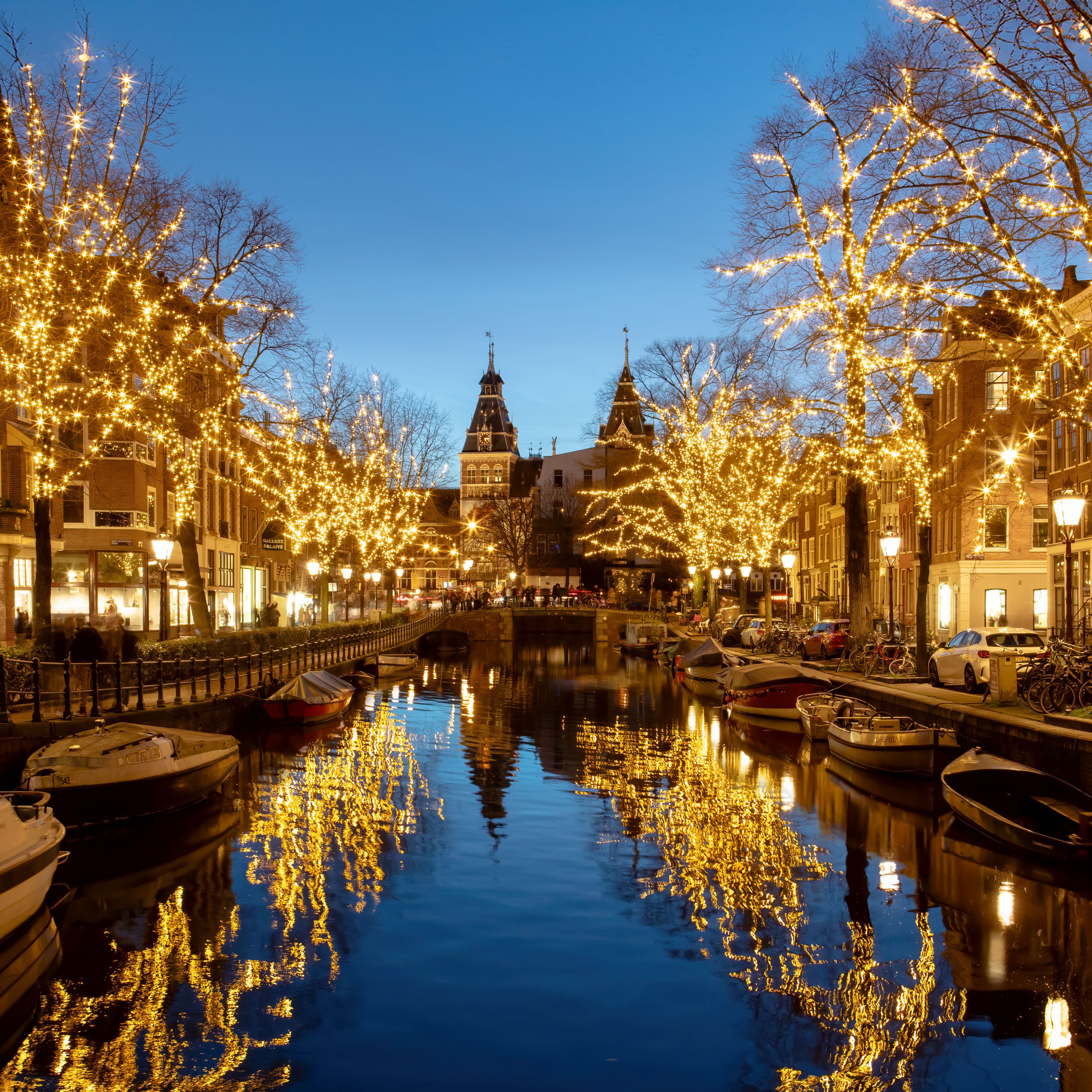 Where can you see incredible christmas architecture? Find top spots for festive building lights!