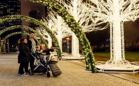 Where can you see incredible christmas architecture? Find top spots for festive building lights!