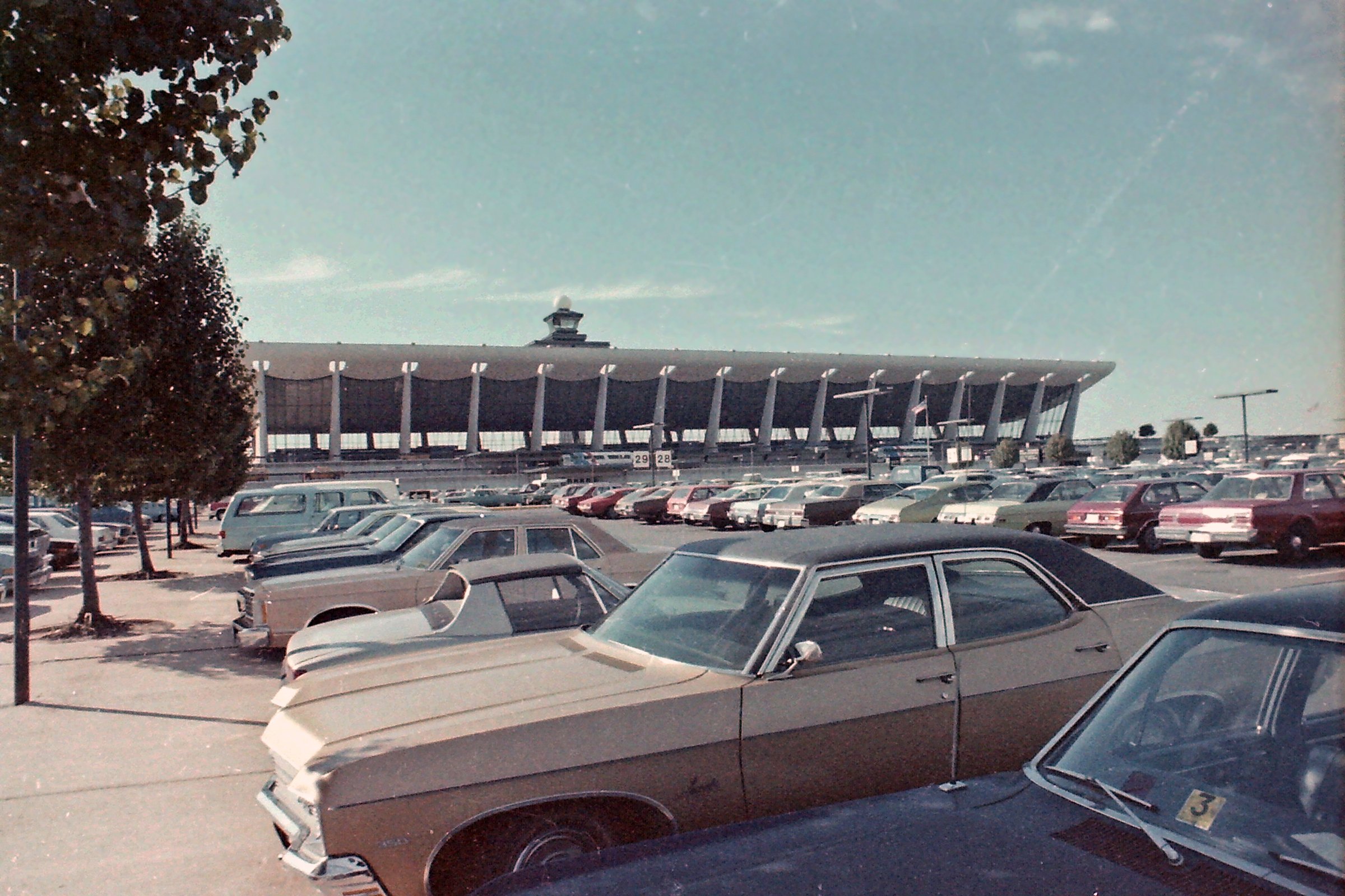 Learn about the Dulles Airport Pond: Your simple guide to this surprising airport landmark.