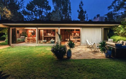 What are richard neutra homes really like? Discover the cool features of his famous houses.