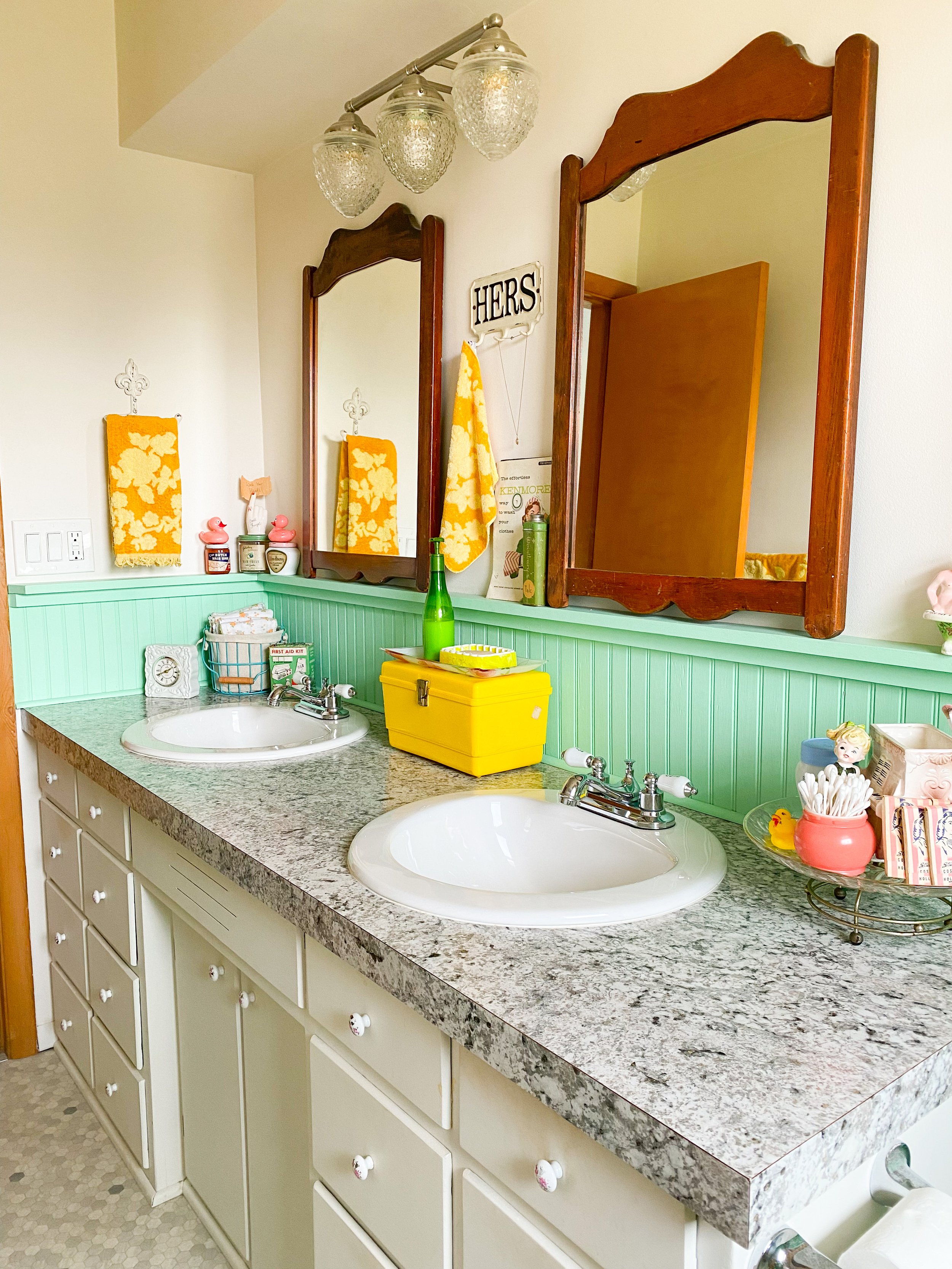 Where to Find Green Vintage Bathroom Decor? Shop Here!