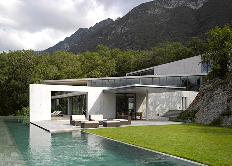 Curious about Casa Monterrey Tadao Ando? Learn how this architect uses light and concrete so well.