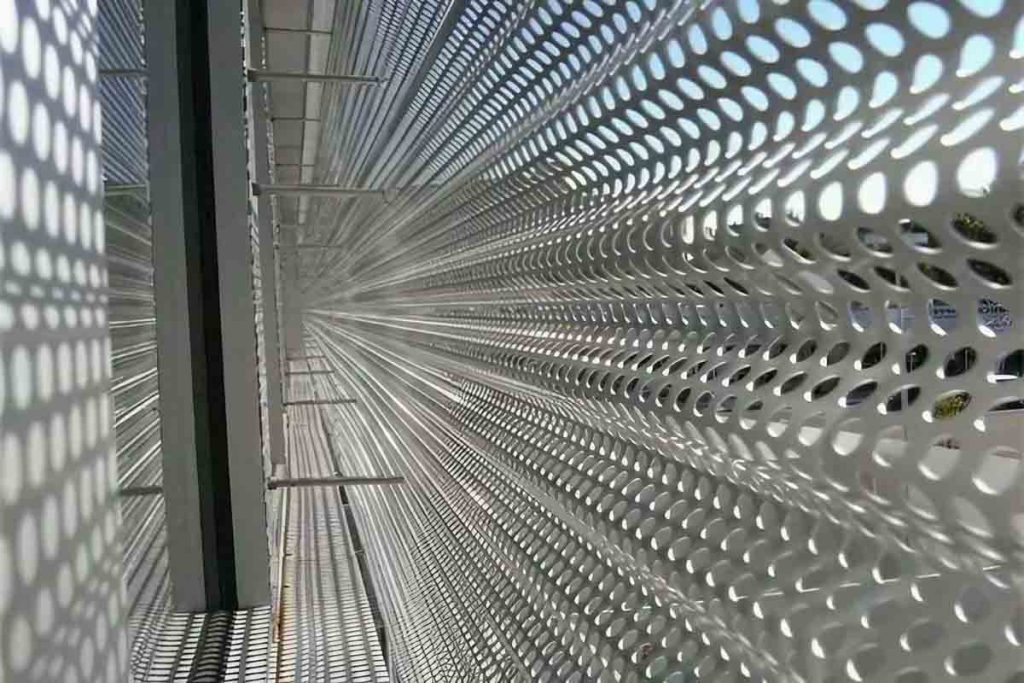 Perforated metal facade: how does it benefit buildings? Discover these key advantages for your project.