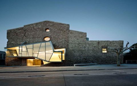 Searching for great church conversions ideas? Explore these breathtaking examples of renovated sacred spaces now.