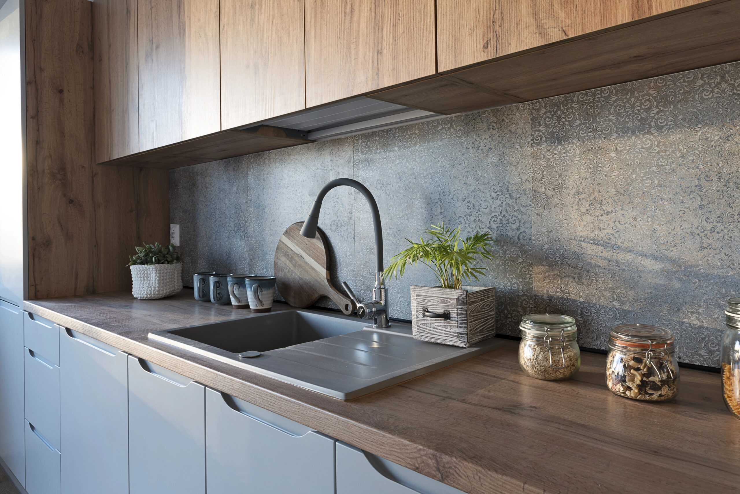 Want to try a brutalist kitchen style? Get started with these easy steps for your brutalist kitchen!