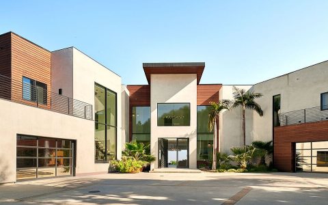 Should you visit the Douglas House Michigan? Yes! Find out why people love this modern building.