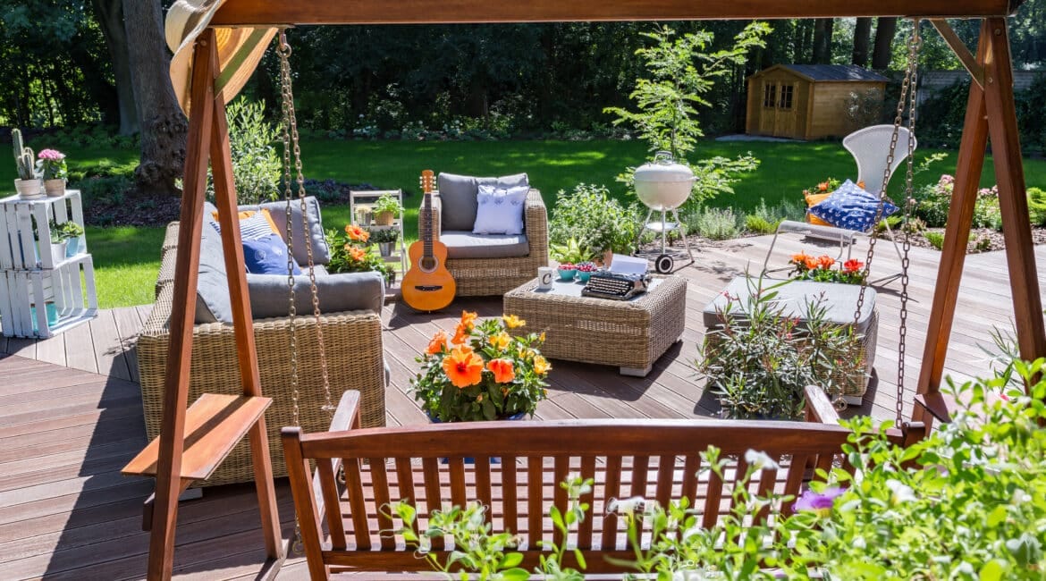 How to choose a table with swing chairs (simple tips for better outdoor living)