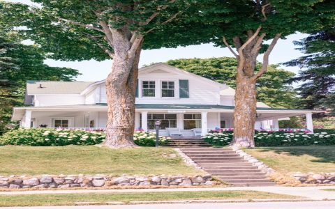 Why Choose Douglas House Harbor Springs? A Great Michigan Vacation Spot