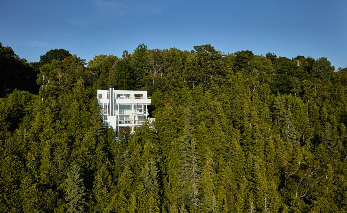 Why Choose Douglas House Harbor Springs? A Great Michigan Vacation Spot