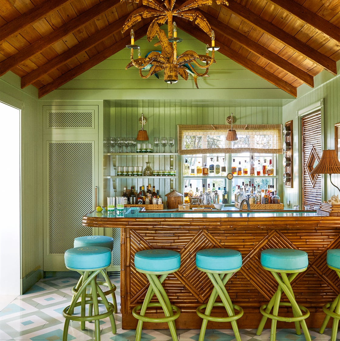 Small bar interior ideas: Ways to maximize room size!