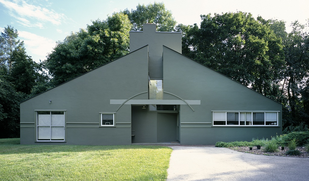Who designed the Vanna Venturi House? Learn all about Robert Venturis iconic creation fast!