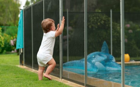 Is a sky pool safe? Essential safety measures for swimming high in the air!