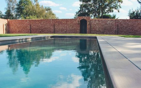 Building a Glass Bottom Pool Your Easy Guide to Costs and Design